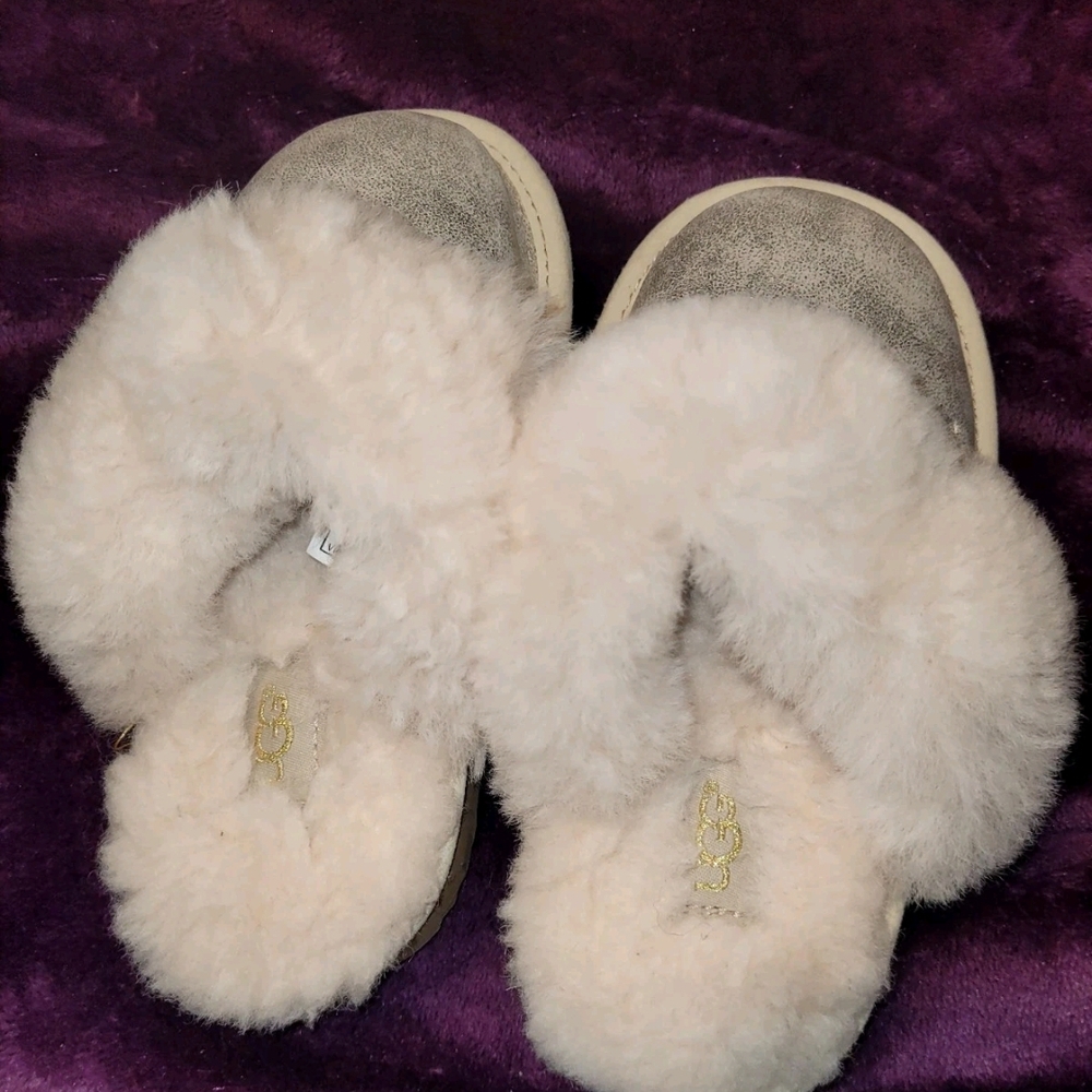 UGG Cozy Gray and Cream Slippers with Sheepskin Lining - Picture 5 of 5